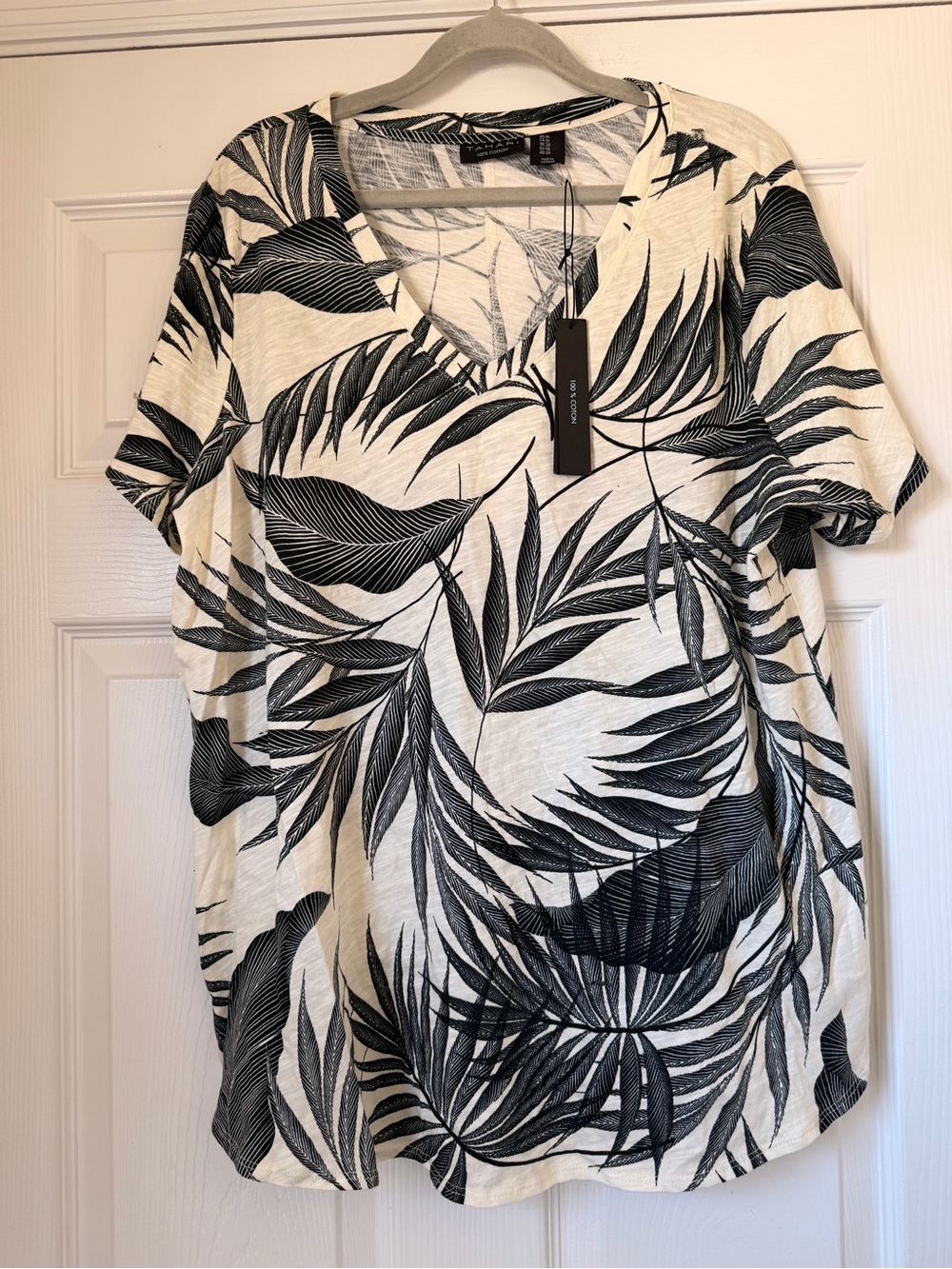 Tahari Black & White Palm Leaf V-Neck Short Sleeve Top